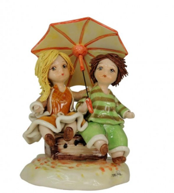 Статуэтка из фарфора Девочка и мальчик под зонтом ZamPiva 70231
