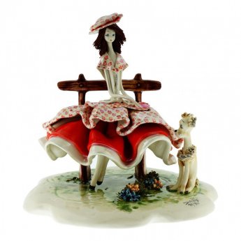 Статуэтка из фарфора дама сидящая на скамейке с собачкой zampiva