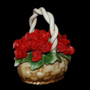 Декоративная корзина алых роз  Artigiano Capodimonte