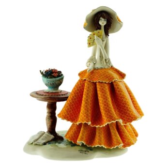 Статуэтка из фарфора дама стоящая у столика с веером zampiva 50144