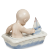 Статуэтка Мальчик в ванной с игрушками Pavone 104346, оборотная сторона