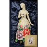 Статуэтка из фарфора Леди в платье с цветами Pavone JP-12/14. Фотография упаковки.