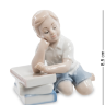 Фигурка фарфоровая Мальчик с книжной коллекцией Pavone 108157